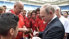 20 июля. Калининград. Юный футболист Тимур получает автограф от Владимира ПУТИНА.
