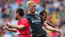 21 июля. Москва. ЦСКА - "Енисей" - 1:1. Хердур МАГНУССОН (в центре) ведет борьбу за мяч.