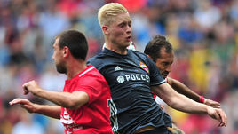 21 июля. Москва. ЦСКА - "Енисей" - 1:1. Хердур МАГНУССОН (в центре) ведет борьбу за мяч.