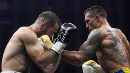 Суббота. Москва. Мурат ГАССИЕВ (слева) против Александра УСИКА.