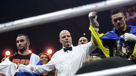 21 июля. Москва. Александр УСИК (справа) и Мурат ГАССИЕВ во время объявления победителя боя.