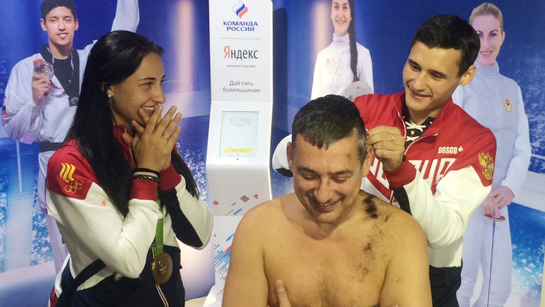 Яна ЕГОРЯН (слева) и Тимур САФИН (справа) подстригли Ильгара МАМЕДОВА после Олимпиады в Рио-де-Жанейро. Фото Дом болельщиков ОКР Яна ЕГОРЯН (слева) и Тимур САФИН (справа) подстригли Ильгара МАМЕДОВА после Олимпиады в Рио-де-Жанейро. Фото Дом болельщиков ОКР