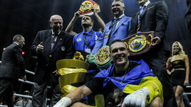 21 июля. Москва. Александр УСИК и его команда празднуют победу в финале Всемирной боксерской суперсерии.