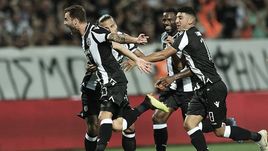 Вторник. Салоники. ПАОК - "Базель" - 2:1. Игроки ПАОКа празднуют победный гол Александра ПРИЙОВИЧА.