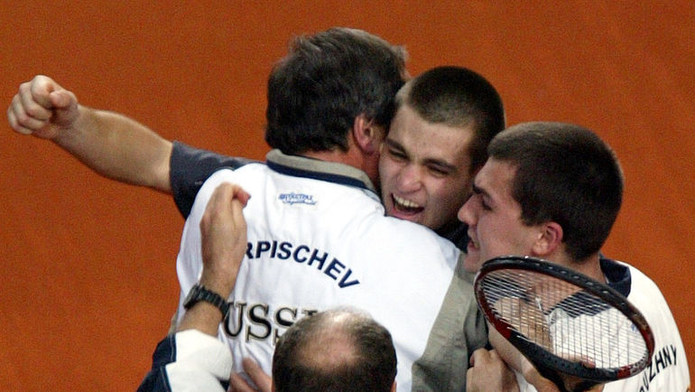 1 декабря 2002 года. Михаил ЮЖНЫЙ (в центре) благодаря победе над Полем-Анри Матье принес сборной России победу над Францией и первый в истории Кубок Дэвиса. Фото REUTERS 1 декабря 2002 года. Михаил ЮЖНЫЙ (в центре) благодаря победе над Полем-Анри Матье принес сборной России победу над Францией и первый в истории Кубок Дэвиса. Фото REUTERS
