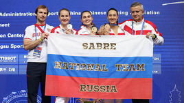 Вторник. Уси. Призеры личных соревнований саблисток на ЧМ: (слева направо) Софья ВЕЛИКАЯ (серебро), София ПОЗДНЯКОВА (золото) и Яна ЕГОРЯН (бронза).