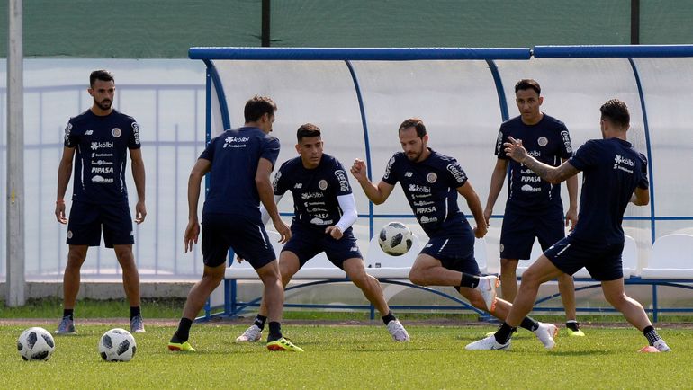 Сборная Коста-Рики тренировалась на ЧМ в форме с несколькими рекламными брендами. Фото AFP Сборная Коста-Рики тренировалась на ЧМ в форме с несколькими рекламными брендами. Фото AFP