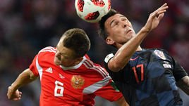 7 июля. Сочи. Россия - Хорватия - 2:2, пенальти - 3:4. Россиянин Денис ЧЕРЫШЕВ против хорвата Марио МАНДЖУКИЧА.