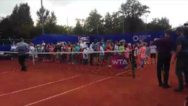 "Даша! Даша!" Дети зовут Касаткину в Москве