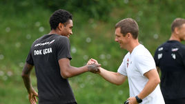 ВИТИНЬЮ (слева) и главный тренер ЦСКА Виктор ГОНЧАРЕНКО.