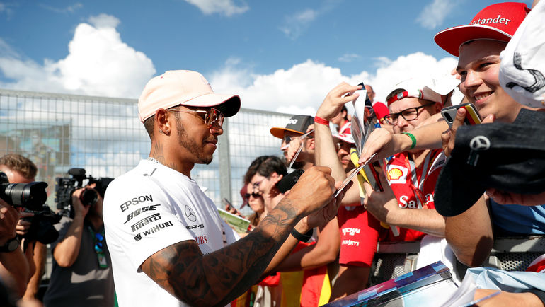 Льюис ХЭМИЛТОН раздает автографы. Фото REUTERS Льюис ХЭМИЛТОН раздает автографы. Фото REUTERS