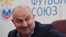 Главный тренер сборной России Станислав ЧЕРЧЕСОВ.