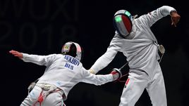 Четверг. Уси. Павел СУХОВ (слева) атакует француза Янника БОРЕЛЯ.