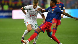 27 июля. Нижний Новгород. "Локомотив" - ЦСКА - 0:1. ВИТИНЬЮ (справа) против Игоря ДЕНИСОВА. После игры бразилец отправился на родину, где продолжит карьеру.