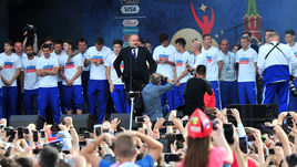 8 июля. Москва. Сборная России в фан-зоне ЧМ-2018 на Воробьевых горах после поражения в четвертьфинале.