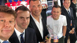 Суббота. Москва. "Команда, без которой нам не жить! Заслуженные мастера спорта - еще раз спасибо!" Дмитрий ГУБЕРНИЕВ - с Игорем АКИНФЕЕВЫМ, Артемом ДЗЮБОЙ, Денисом ЧЕРЫШЕВЫМ, Александром ГОЛОВИНЫМ и Мариу ФЕРНАНДЕСОМ на концерте "Россия в моем сердце".