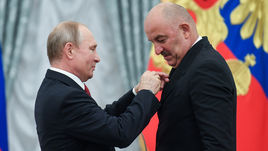 Суббота. Москва. Кремль. Владимир ПУТИН награждает главного тренера сборной России Станислава ЧЕРЧЕСОВА орденом Александра Невского.