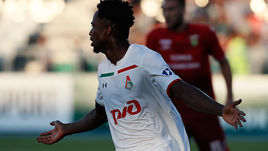 Сегодня. Уфа. "Уфа" - "Локомотив" - 0:0. Форвард гостей ЭДЕР, гол которого был не засчитан из-за офсайда.