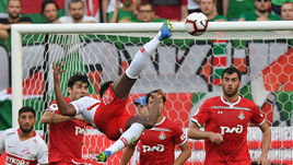4 августа. Москва. Черкизово. "Локомотив" – "Спартак" – 0:0. Удар ЗЕ ЛУИША через себя. Мимо!
