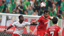 4 августа. Москва. Черкизово. "Локомотив" - "Спартак" - 0:0. Квинси ПРОМЕС (слева) против Соломона КВЕРКВЕЛИИ.