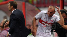 4 августа. Москва. Черкизово. "Локомотив" - "Спартак" - 0:0. Массимо КАРРЕРА и Денис ГЛУШАКОВ: только что тренер попал замененному капитану по поврежденной голове, забыв о травме игрока.