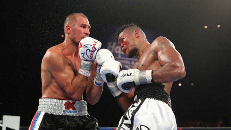 Сергей КОВАЛЕВ (слева) против Элейдера АЛЬВАРЕСА. Сергей КОВАЛЕВ (слева) против Элейдера АЛЬВАРЕСА.