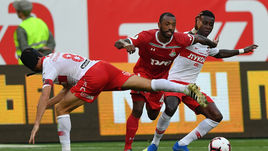 Суббота. Москва. "Локомотив" - "Спартак" - 0:0. Денис ГЛУШАКОВ, Мануэл ФЕРНАНДЕШ и Квинси ПРОМЕС (слева направо).