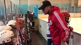 Тренер нецензурно выражается при детях.