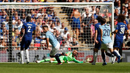 5 августа. Лондон. "Челси" - "Манчестер Сити" - 0:2. Радость автора дубля Серхио АГУЭРО (в центре).