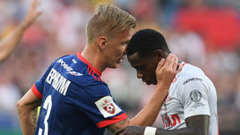 Понтус ВЕРНБЛУМ и спартаковец Квинси ПРОМЕС.