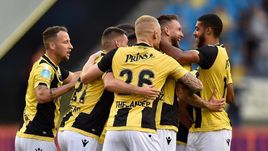 2 августа. Арнем. "Витесс" - "Вииторул" - 3:1. Команда Леонида Слуцкого празднует победу.