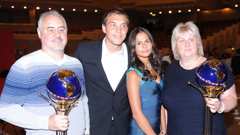 2012 год. Артем ДЗЮБА со своей девушкой Кристиной и родителями. Фото Татьяна ДОРОГУТИНА 2012 год. Артем ДЗЮБА со своей девушкой Кристиной и родителями. Фото Татьяна ДОРОГУТИНА