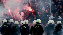 Полиция следит за поведением фанатов ПАОК.
