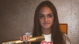 "У меня черные и длинные ногти. Чтобы рвать соперников"