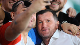 9 августа. Минск. "Динамо" (Минск) - "Зенит" - 4:0. Сергей ГУРЕНКО после матча: селфи на память.