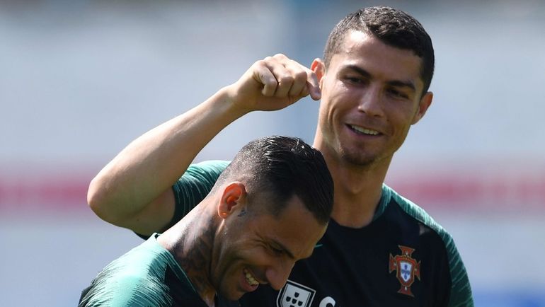 КРИШТИАНУ РОНАЛДУ и РИКАРДУ КУАРЕЖМА. Фото AFP КРИШТИАНУ РОНАЛДУ и РИКАРДУ КУАРЕЖМА. Фото AFP