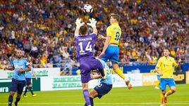 11 августа. Ростов-на-Дону. "Ростов" - "Крылья Советов" - 0:1. Вратарь гостей Евгений КОНЮХОВ против форварда дончан Бьорна СИГУРДАРСОНА.