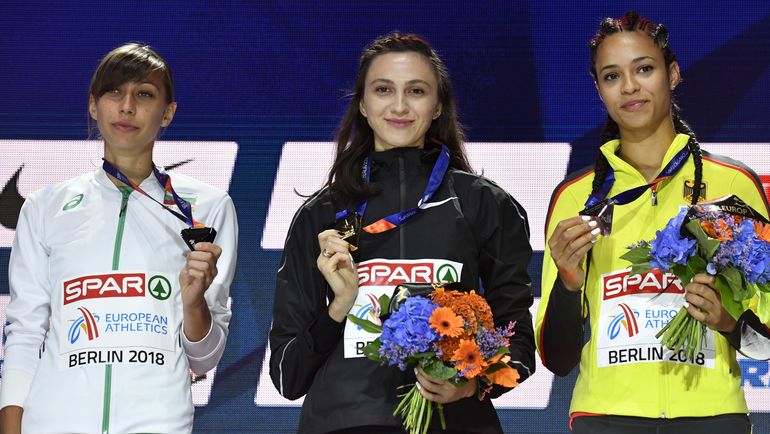 11 августа. Берлин. Награждение призеров в прыжках в высоту у женщин: выступающая в нейтральном статусе россиянка Мария ЛАСИЦКЕНЕ (в центре) - золото, Мирела ДЕМИРЕВА из Болгарии (слева) - серебро и Мари-Лоренс ЮНГФЛЯЙШ из Германии - бронза. Фото AFP 11 августа. Берлин. Награждение призеров в прыжках в высоту у женщин: выступающая в нейтральном статусе россиянка Мария ЛАСИЦКЕНЕ (в центре) - золото, Мирела ДЕМИРЕВА из Болгарии (слева) - серебро и Мари-Лоренс ЮНГФЛЯЙШ из Германии - бронза. Фото AFP