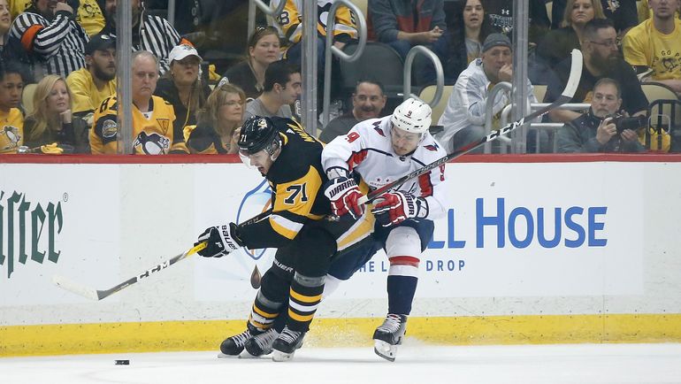 Дмитрий ОРЛОВ в борьбе с Евгением МАЛКИНЫМ. Фото AFP Дмитрий ОРЛОВ в борьбе с Евгением МАЛКИНЫМ. Фото AFP