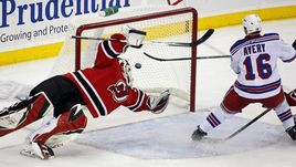 Шон ЭЙВЕРИ атакует ворота Мартина БРОДЕРА.