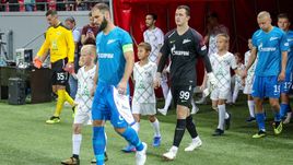 13 августа. Казань. "Рубин" - "Зенит" - 0:1. Игроки команд выходят на поле.