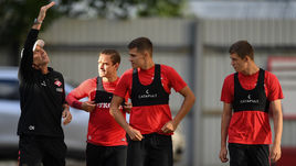 13 августа. Тарасовка. Главный тренер "Спартака" Массимо КАРРЕРА (слева), защитник Андрей ЕЩЕНКО (второй слева), полузащитник Роман ЗОБНИН (второй справа) и Артем ТИМОФЕЕВ на тренировке.