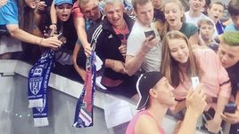 13 августа. Казань. "Рубин" - "Зенит" - 0:1. Артем ДЗЮБА и болельщики: после матча поклонники не отпускали игрока почти 20 минут.