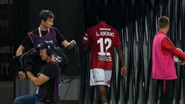 14 августа. Москва. "Спартак" - ПАОК - 0:0. Луиз АДРИАНУ покидает поле после удаления на 33-й минуте.