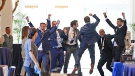 16 августа. Орландо. Жерар ПИКЕ (справа) и его команда празднуют победу в борьбе за изменение формата Кубка Дэвиса.