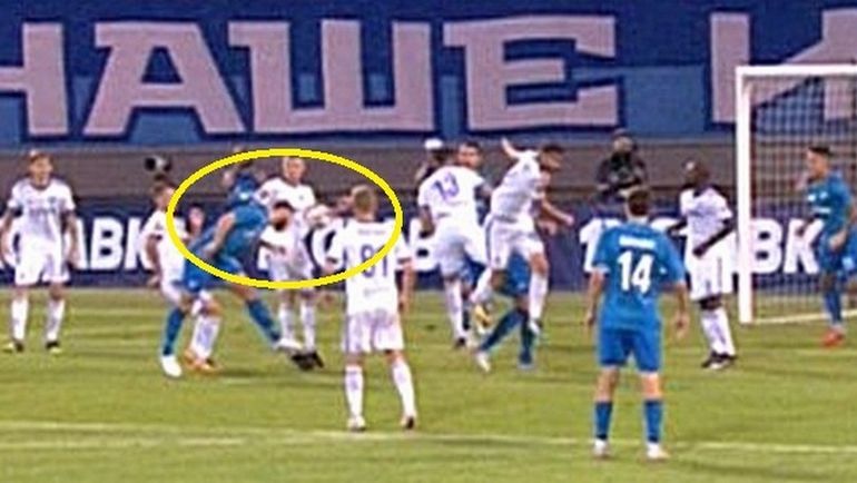 64-я минута. Один из динамовских игроков в штрафной площади играет рукой. 64-я минута. Один из динамовских игроков в штрафной площади играет рукой.