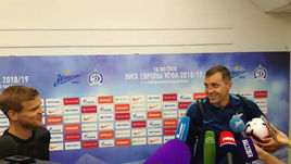 "Да, Саша?" Дзюба говорит. Кокорин слушает