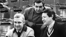 1980-е годы. Режиссер спортивных трансляций Эрнест СЕРЕБРЕННИКОВ (в центре) с комментаторами Владиславом ГУСЕВЫМ (слева) и Геннадием ОРЛОВЫМ.
