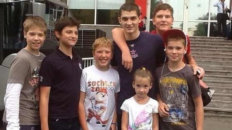 Василий ПОДКОЛЗИН (справа) с Николаем ПРОХОРКИНЫМ (третий справа). Фото из архива семьи Подколзиных Василий ПОДКОЛЗИН (справа) с Николаем ПРОХОРКИНЫМ (третий справа). Фото из архива семьи Подколзиных