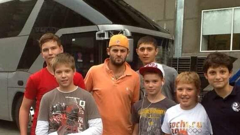 Василий ПОДКОЛЗИН (третий справа) с Александром РАДУЛОВЫМ. Фото из архива семьи Подколзиных Василий ПОДКОЛЗИН (третий справа) с Александром РАДУЛОВЫМ. Фото из архива семьи Подколзиных